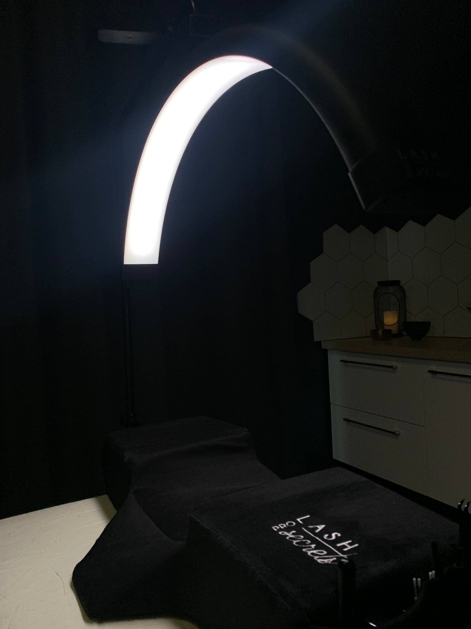 Lampe de sol à LED, lampe d'extension de cils, lampe demi-lune en forme de  U, 45W, gradable avec support pour téléphone, lampe pour cils pour salon  d'esthétique, maquillage et sourcils. : 